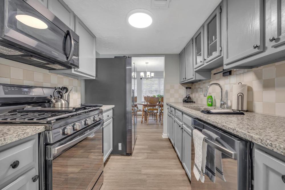 Townhouse in ATL Suburbs,Backyard & Parking!